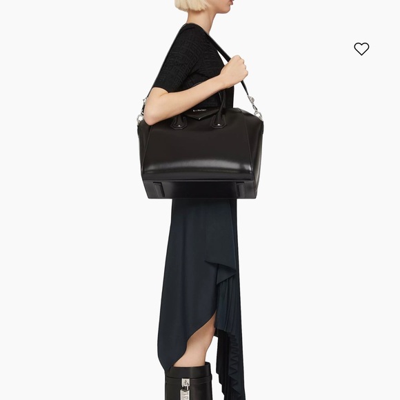 Like new Givenchy

Medium Antigona Bag in Box Leather - Picture 2 of 9